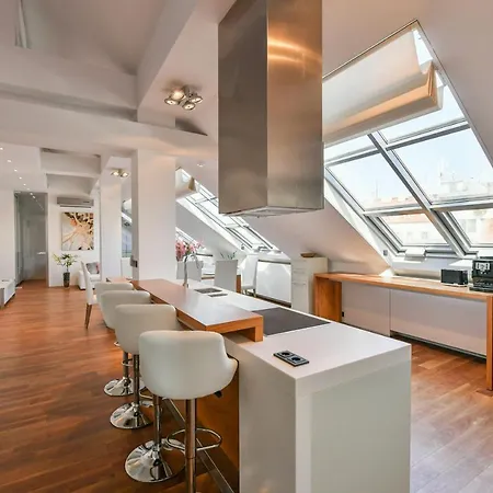 Luxury Penthouse With Sauna, Terrace, 250m2, 5bdrm, 3bthrm アパート