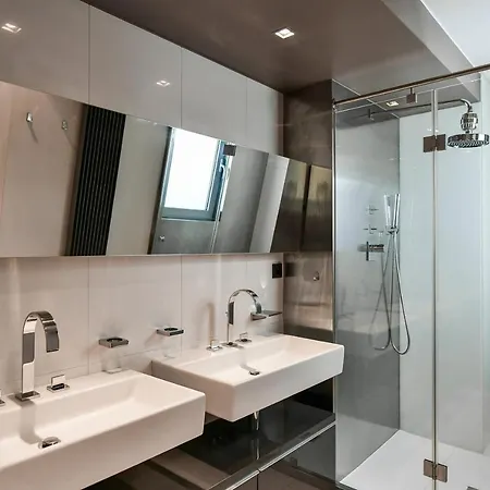 Luxury Penthouse With Sauna, Terrace, 250m2, 5bdrm, 3bthrm *